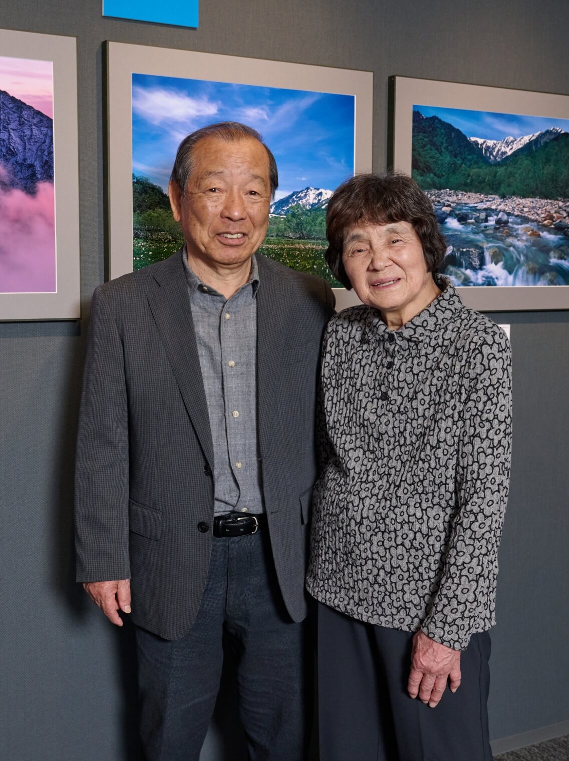 写真展会場で展示作品の前に立つご夫婦