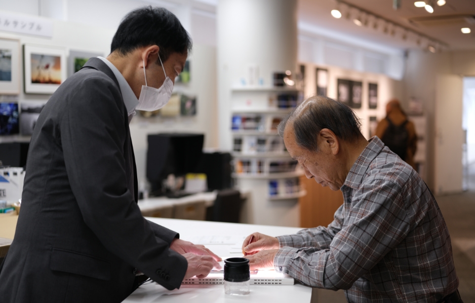 スタッフと展示作品を確認するお客様